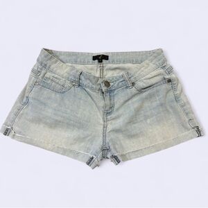 Y2K style low waisted jean shorts